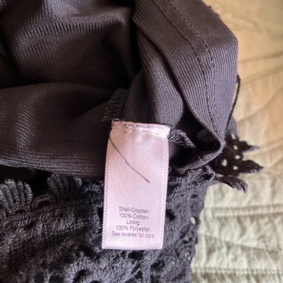 Jennifer Lopez Lace Sleeveless Blouse - Picture 4 of 5